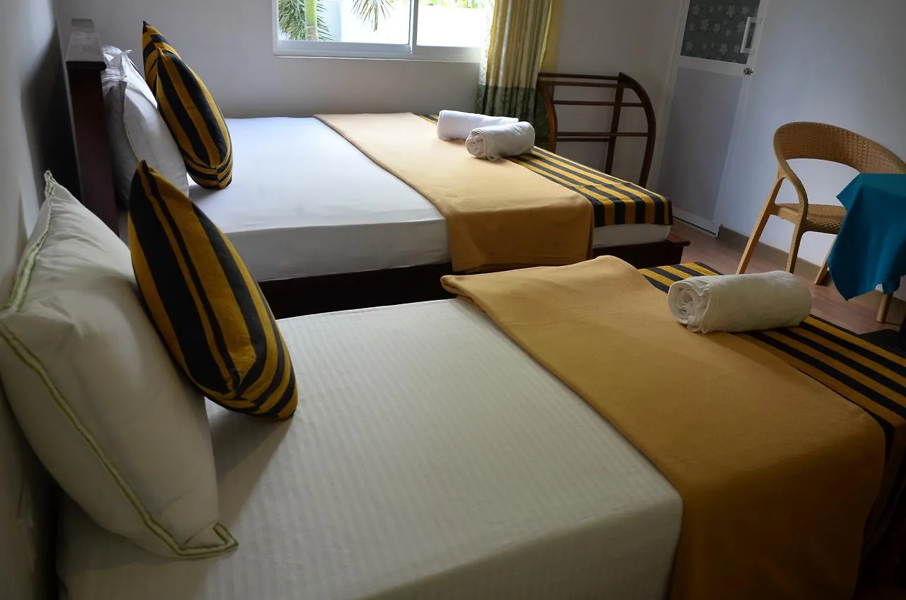 Diva Villa Airport Transit Hotel Катунаяка 3*,
